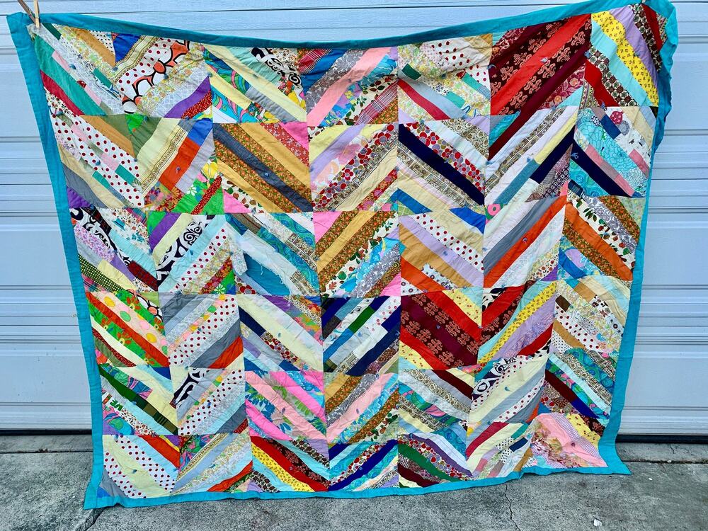 STRIKING 1940's- 1950's ZIGZAG MULTICOLOR ANTIQUE PATCHWORK QUILT